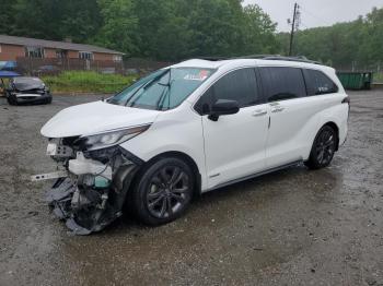  Salvage Toyota Sienna