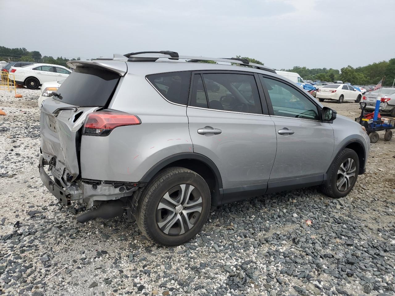 Toyota RAV4 Le Image 8