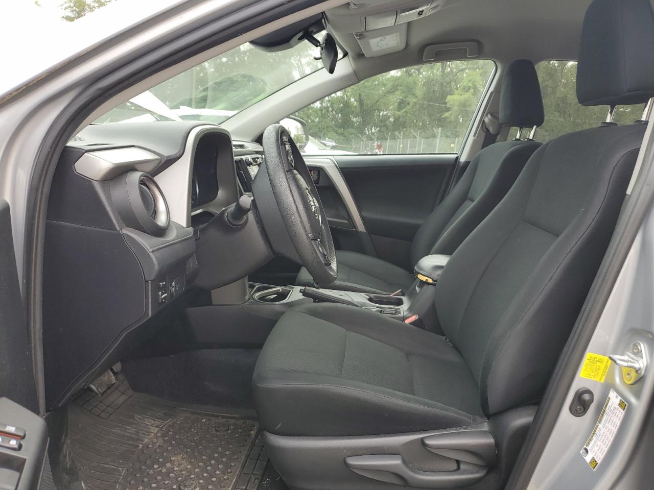 Toyota RAV4 Le Image 7