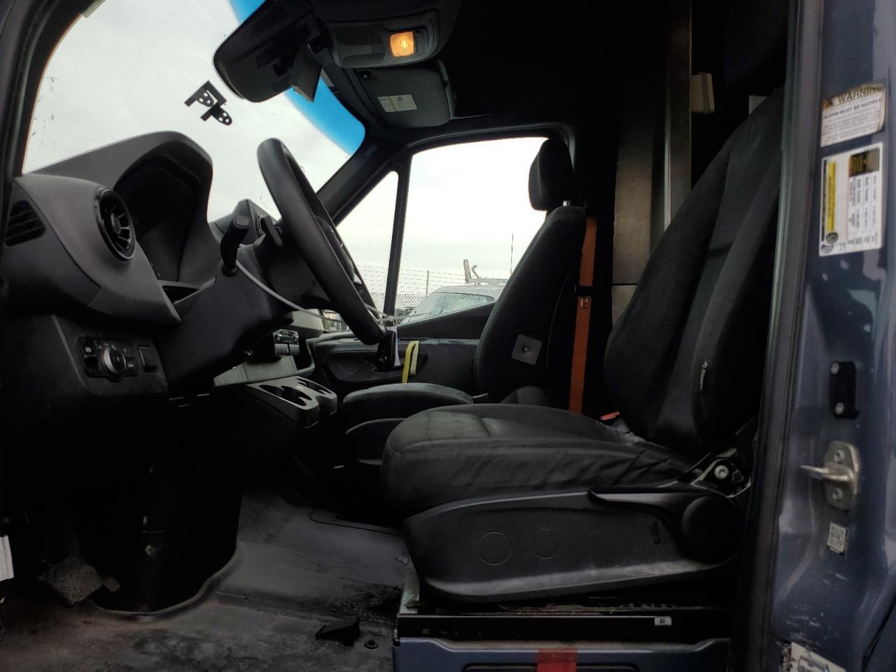 Mercedes-Benz Sprinter 2500 Image 6