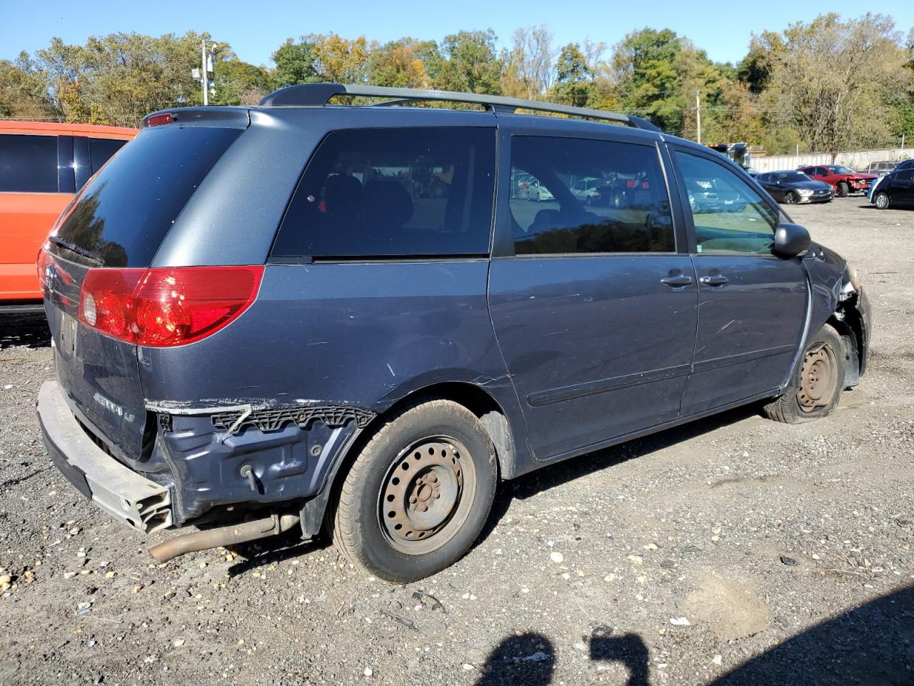 Toyota Sienna Ce Image 3
