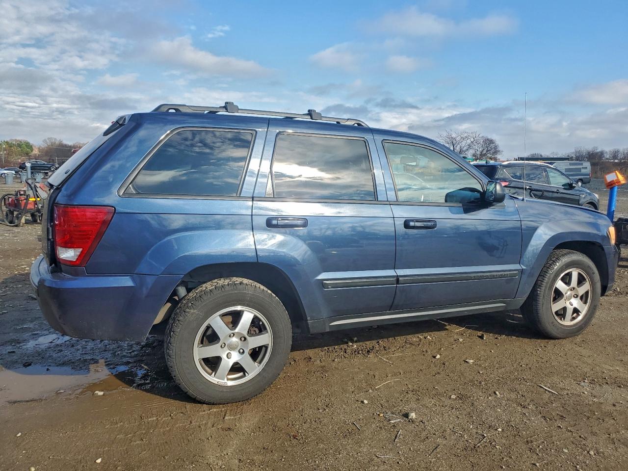 Jeep Grand Cherokee Laredo Image 2