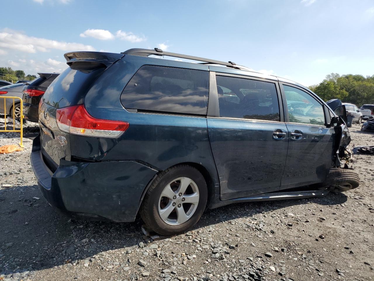 Toyota Sienna Le Image 9