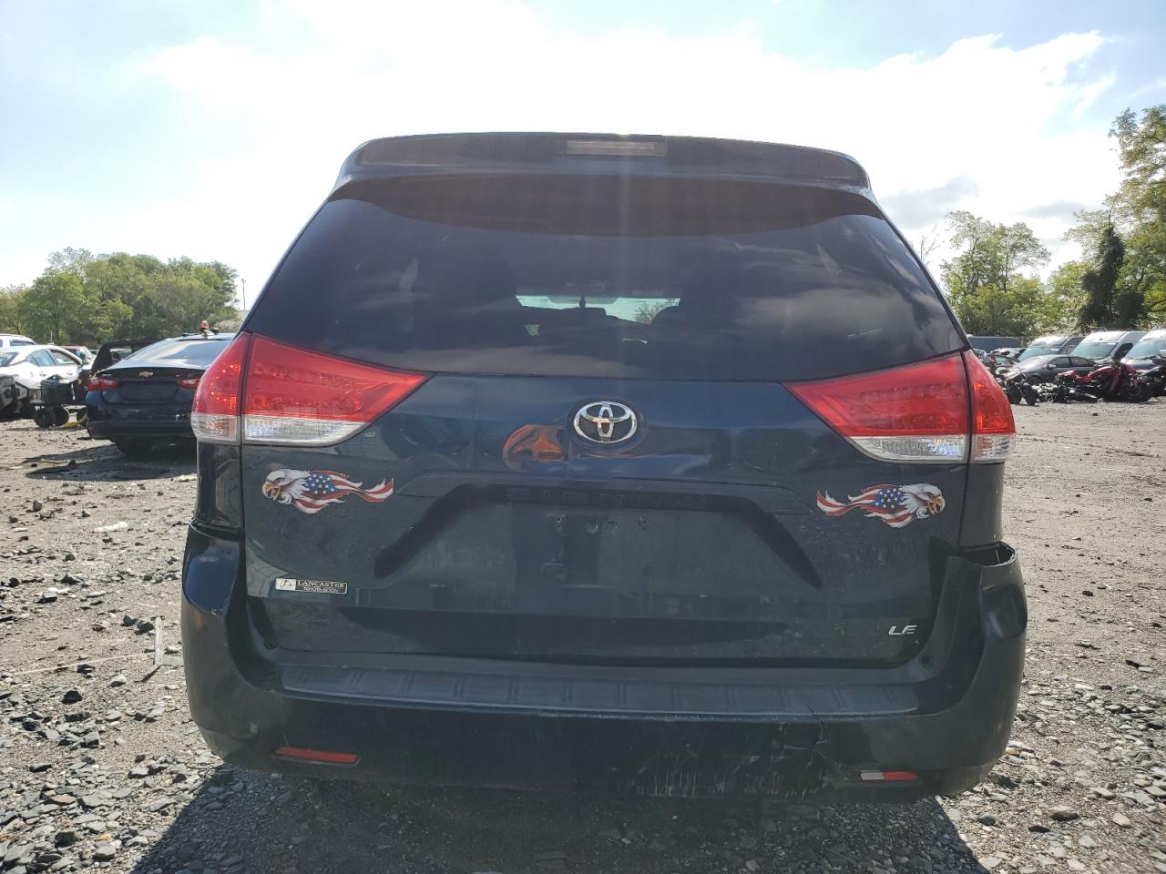 Toyota Sienna Le Image 2