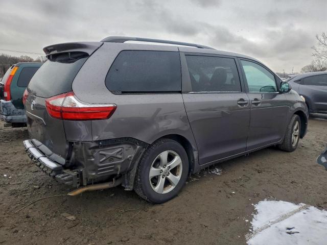 Toyota Sienna Le Image 2