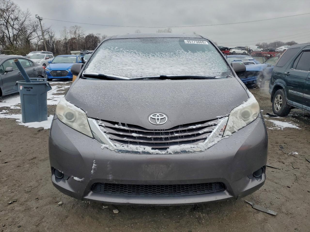 Toyota Sienna Le Image 5