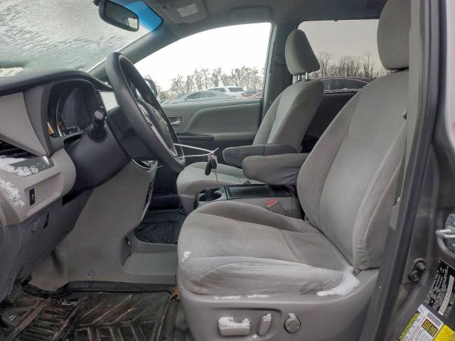 Toyota Sienna Le Image 12