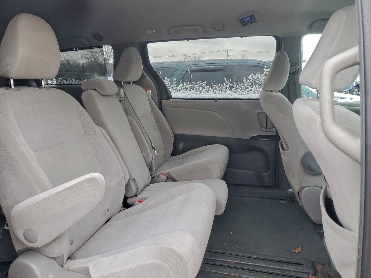 Toyota Sienna Le Image 11