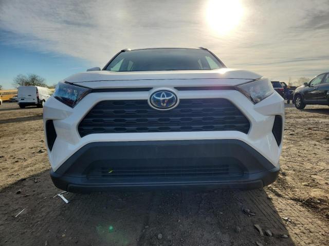 Toyota RAV4 Le Image 3