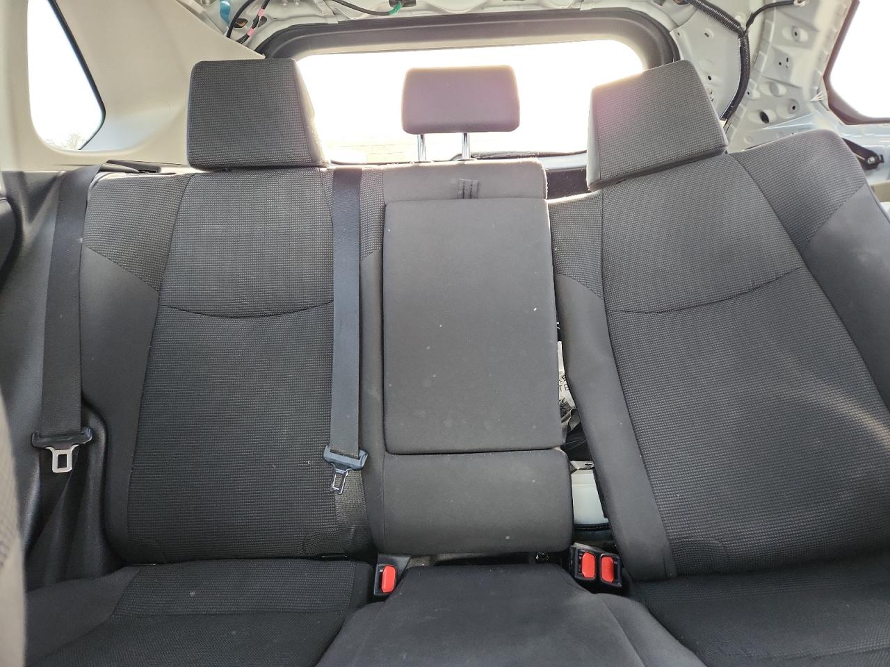 Toyota RAV4 Le Image 9