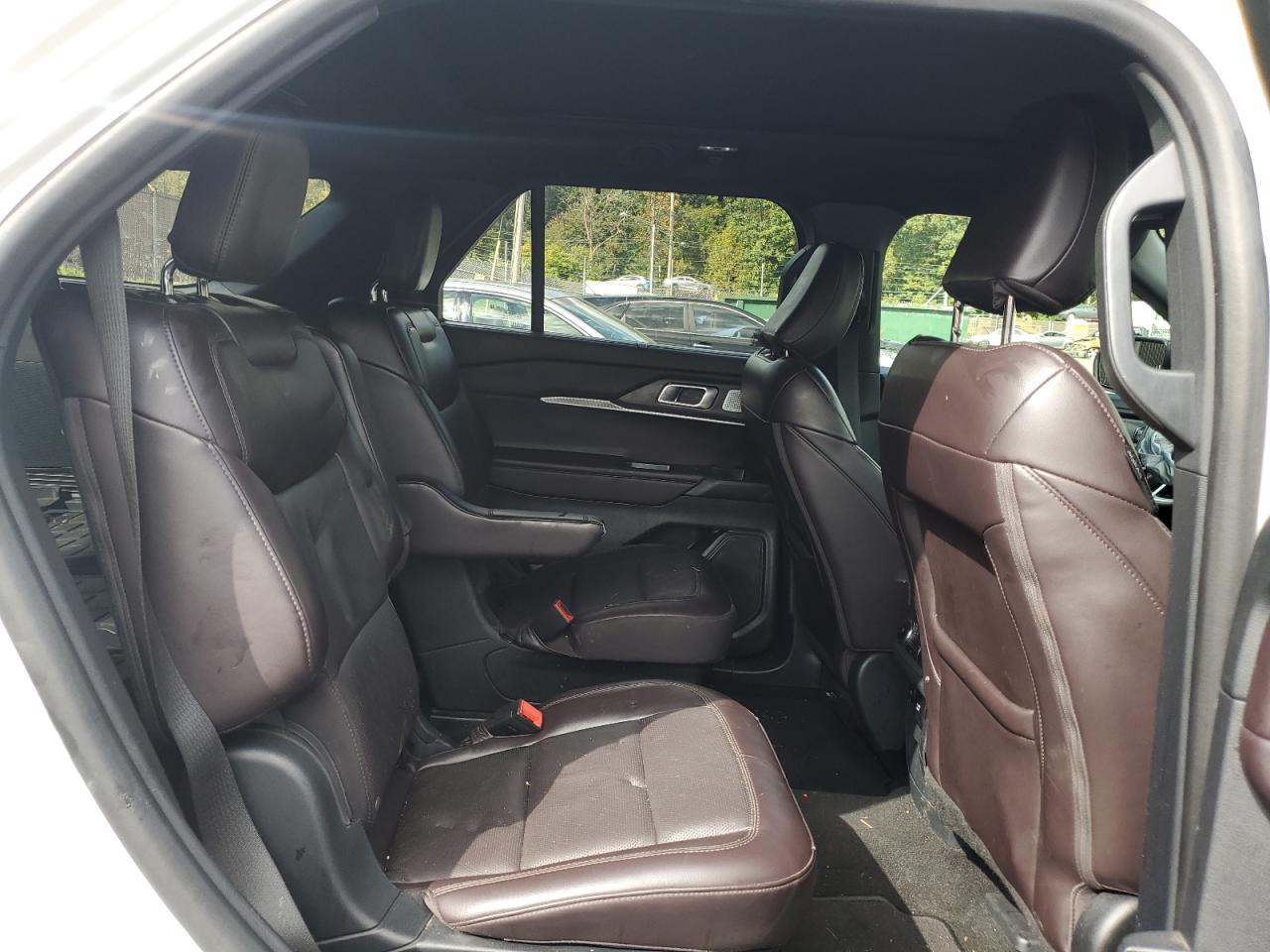 Ford Explorer Platinum Image 2