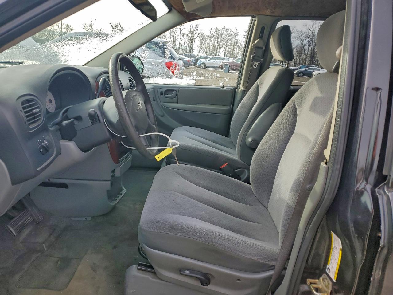 Chrysler Minivan Image 6