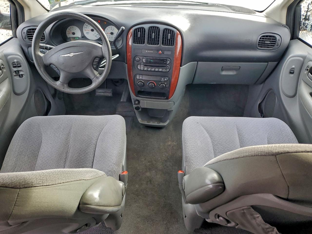 Chrysler Minivan Image 8