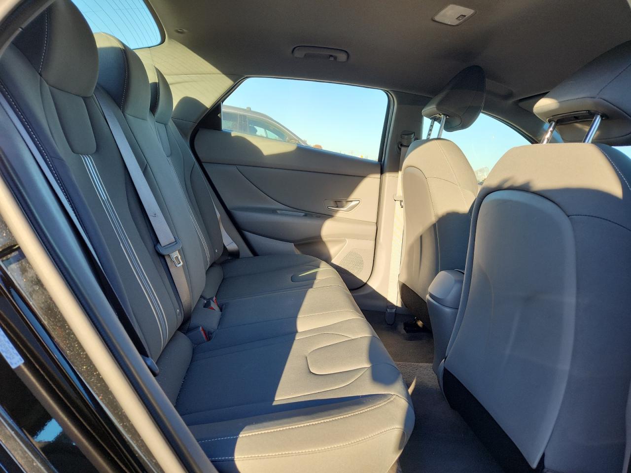 Hyundai ELANTRA Sel Image 2