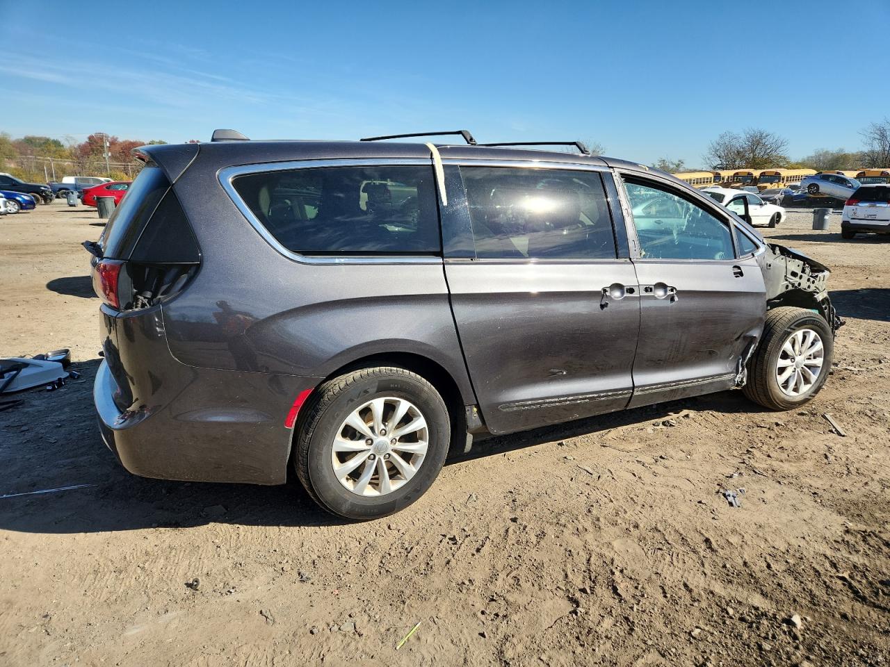 Chrysler Pacifica Touring L Image 2