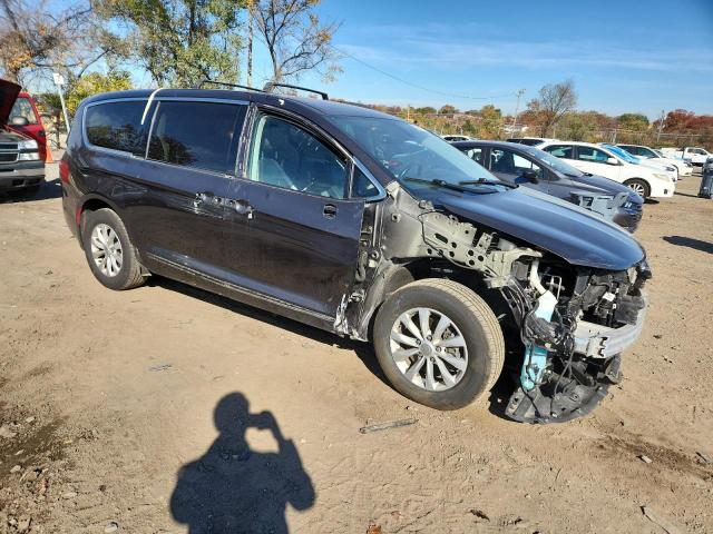 Chrysler Pacifica Touring L Image 3