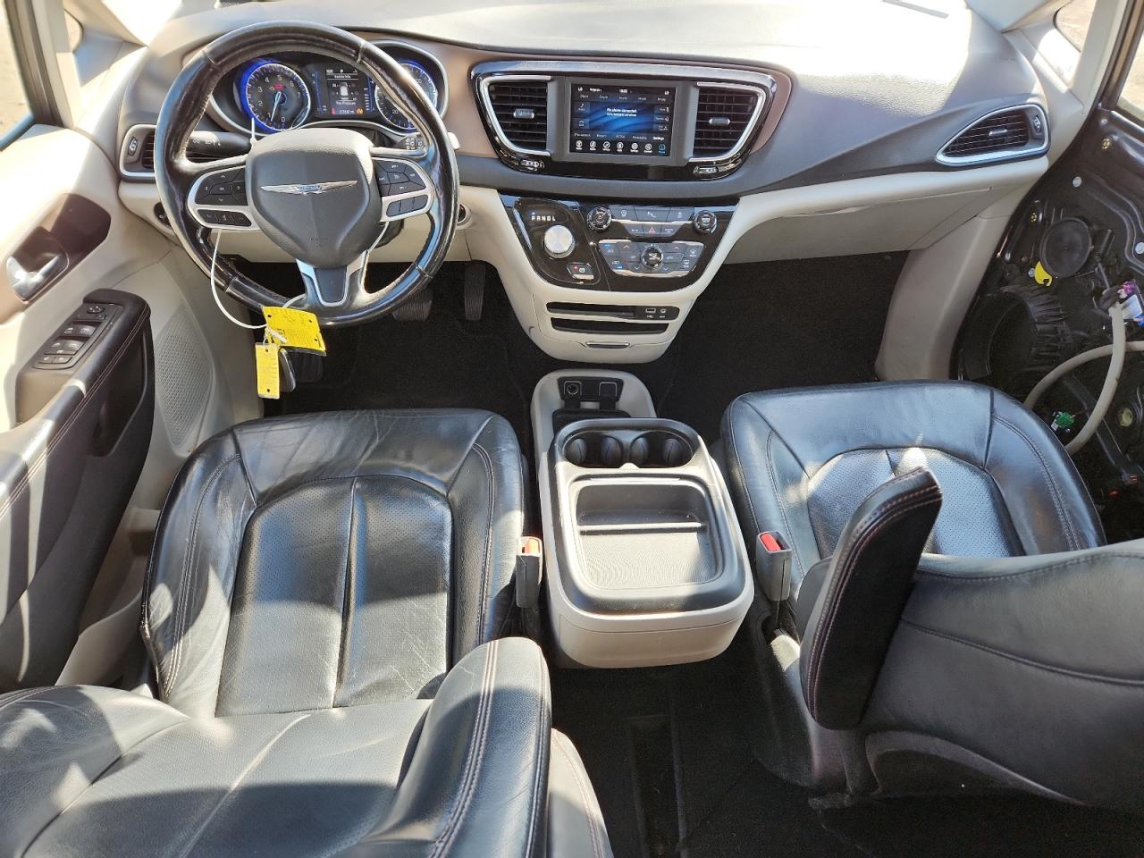 Chrysler Pacifica Touring L Image 5