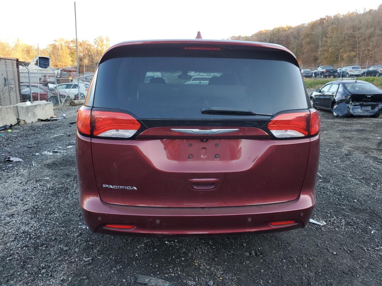 Chrysler Pacifica Touring Image 2