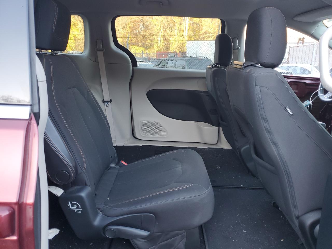 Chrysler Pacifica Touring Image 9