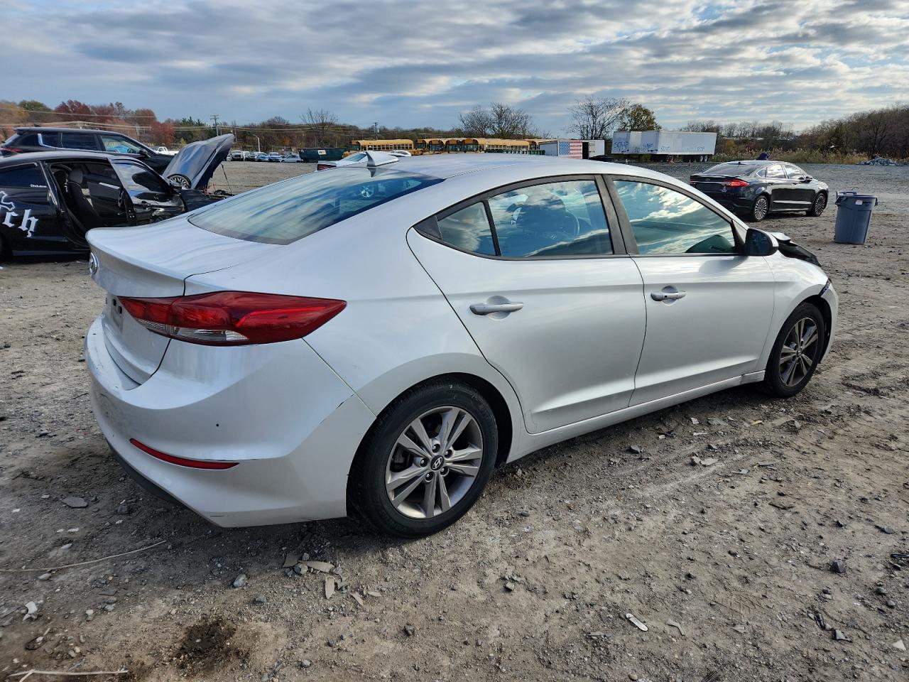 Hyundai ELANTRA Sel Image 2