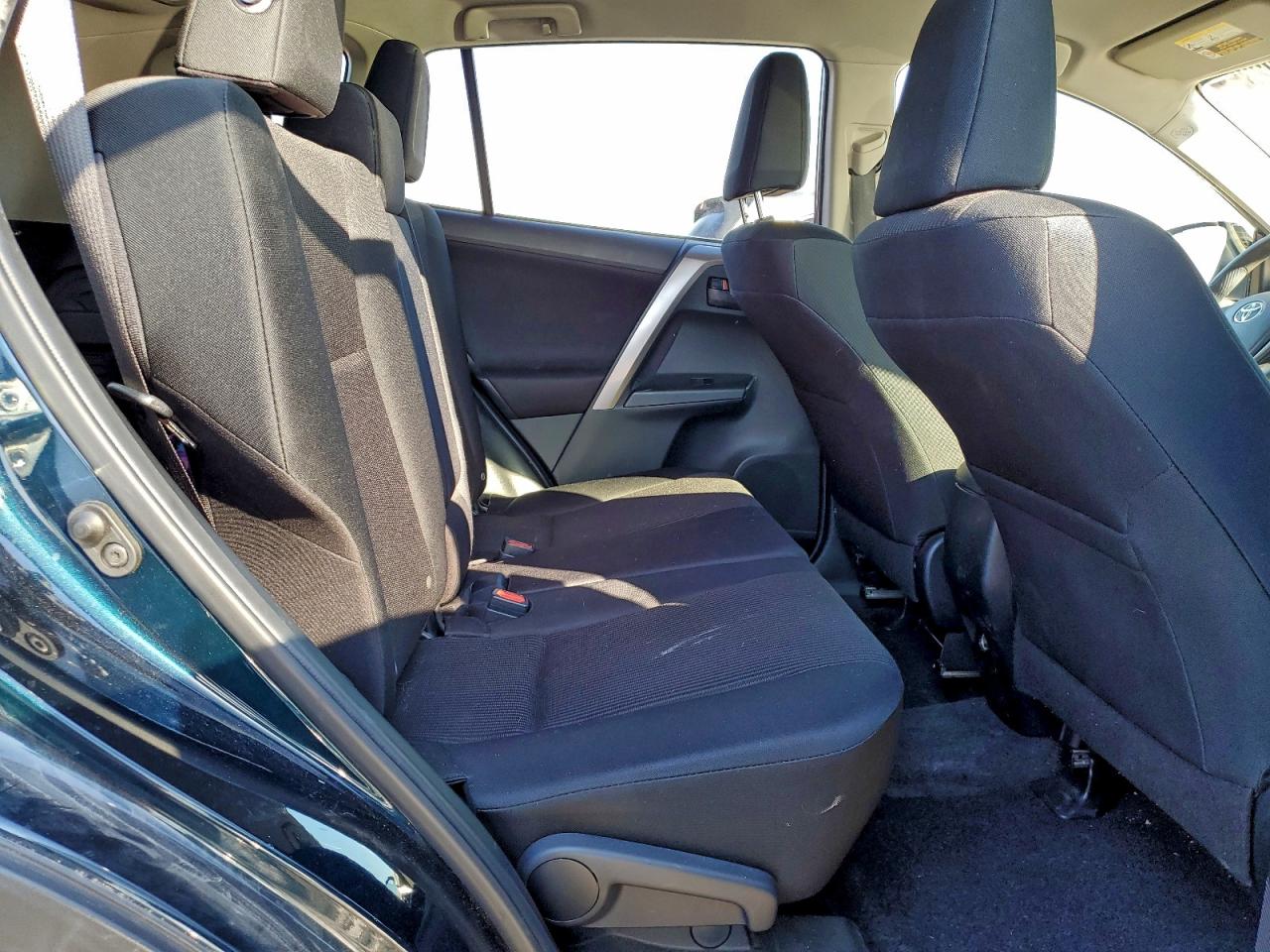 Toyota RAV4 Le Image 12