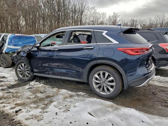 INFINITI Qx Essential Image 3