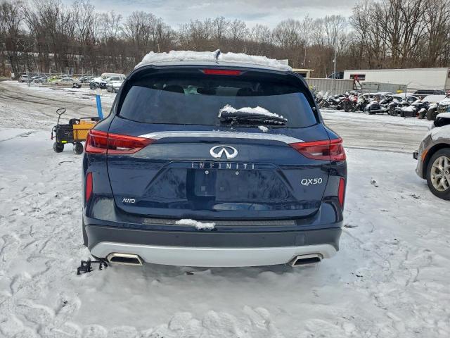 INFINITI Qx Essential Image 6