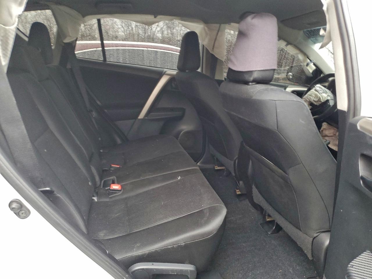 Toyota RAV4 Le Image 13