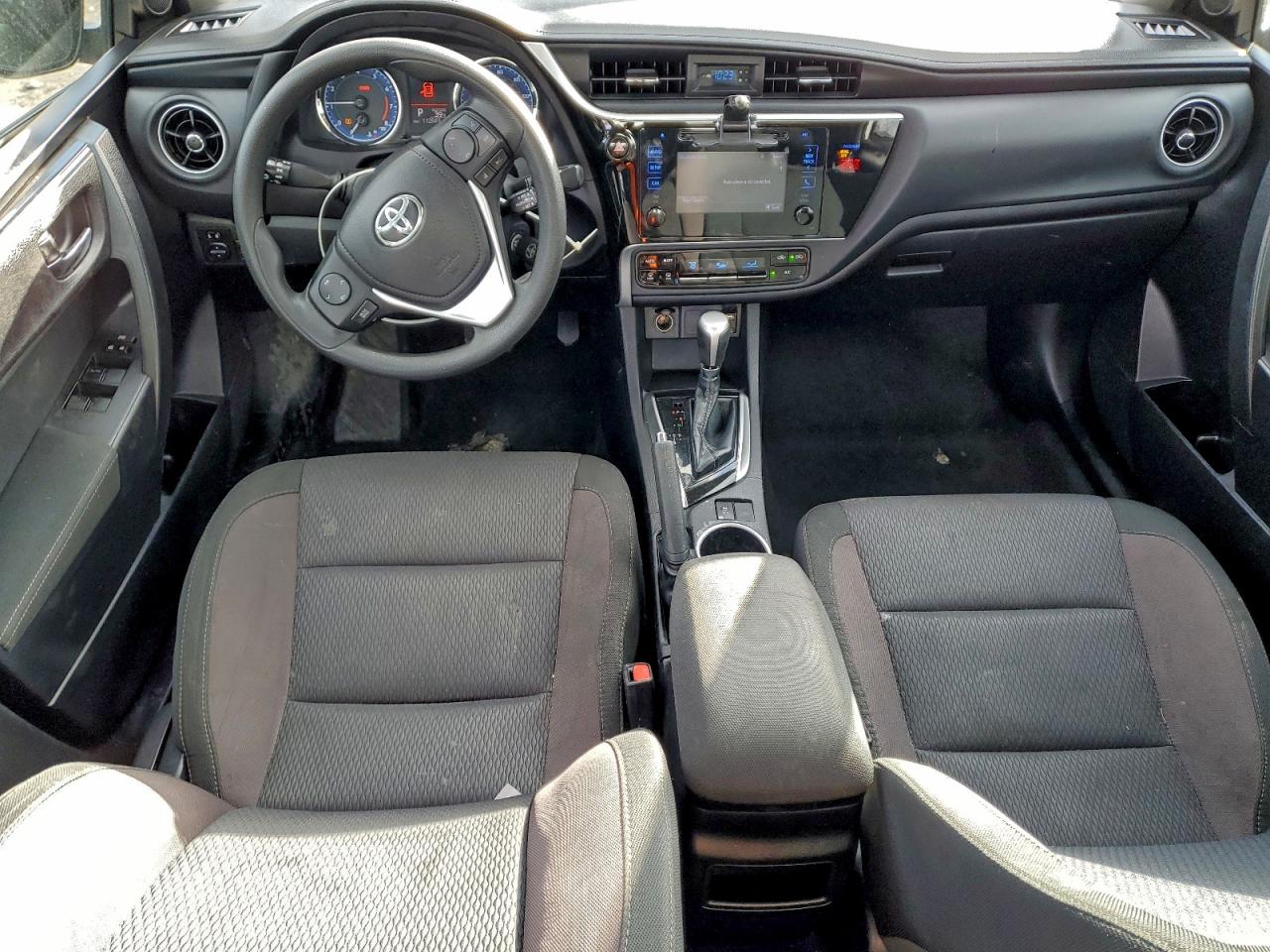 Toyota Corolla L Image 10