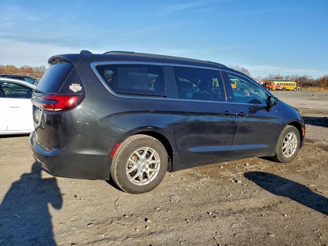 Chrysler Pacifica Touring L Image 2