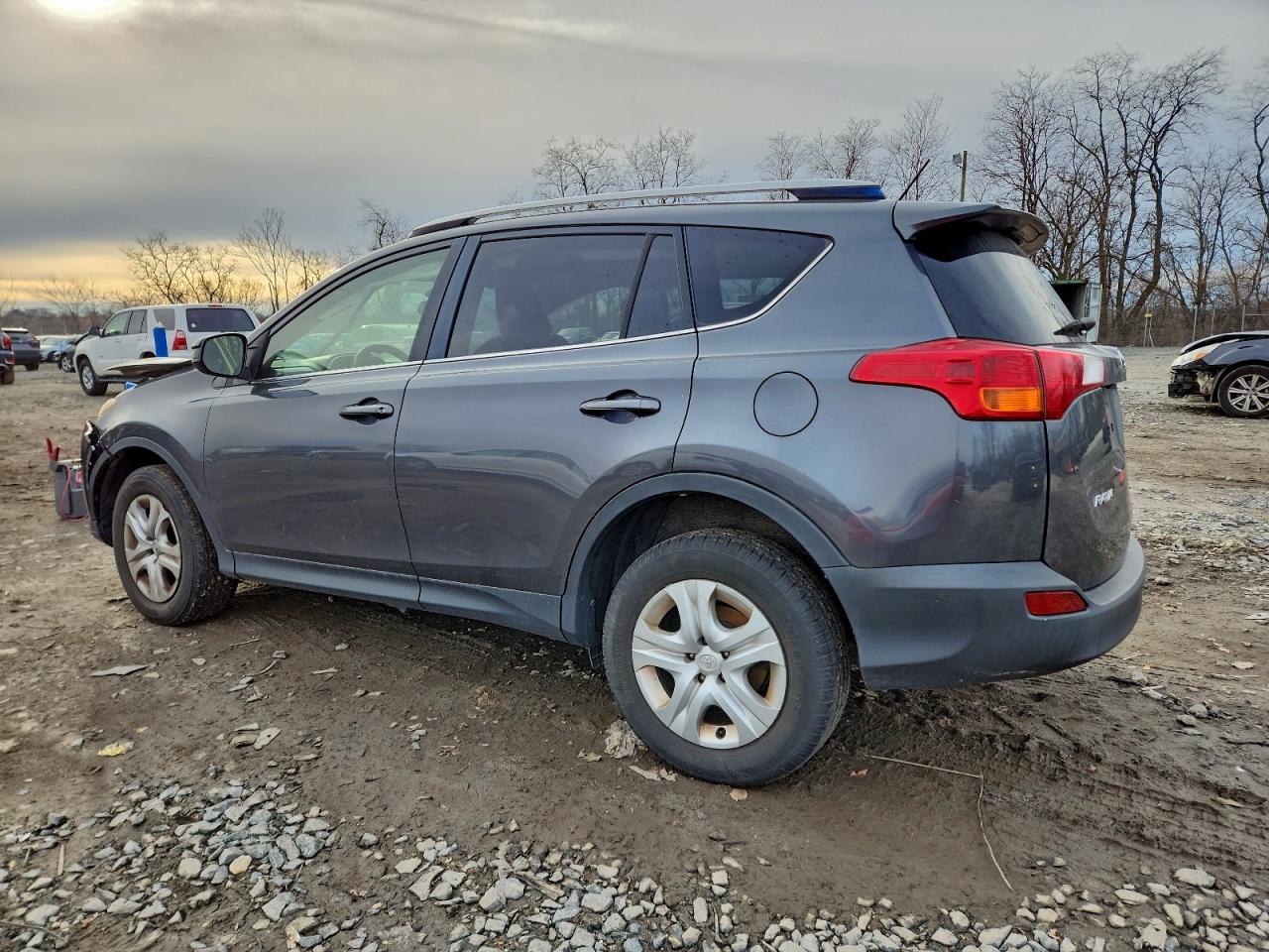 Toyota RAV4 Le Image 3