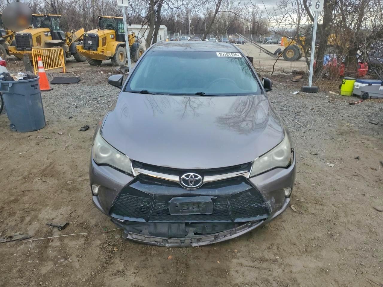 Toyota Camry Le Image 3