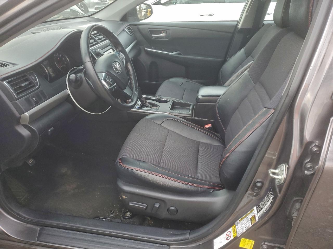 Toyota Camry Le Image 9