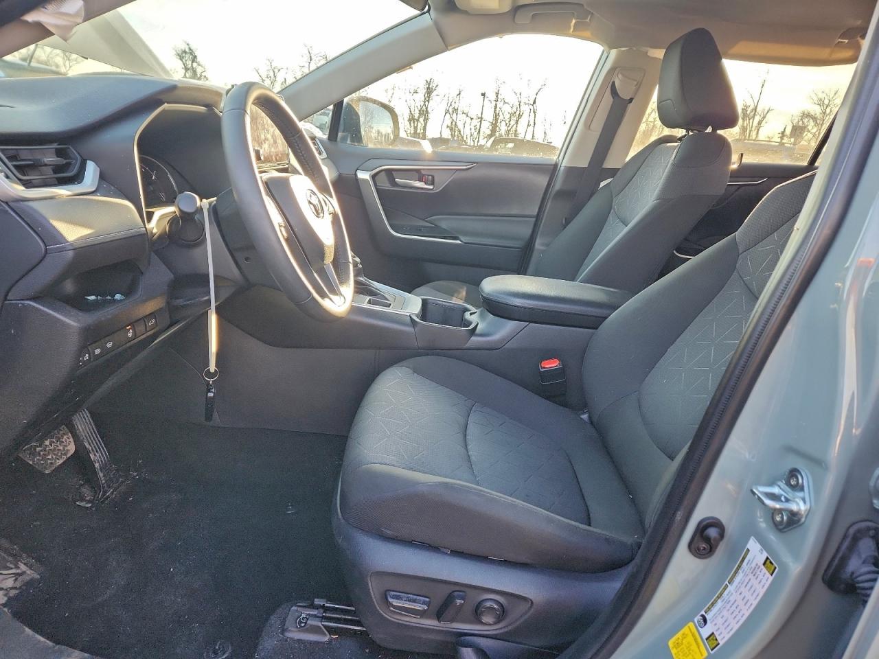 Toyota RAV4 Xle Image 3