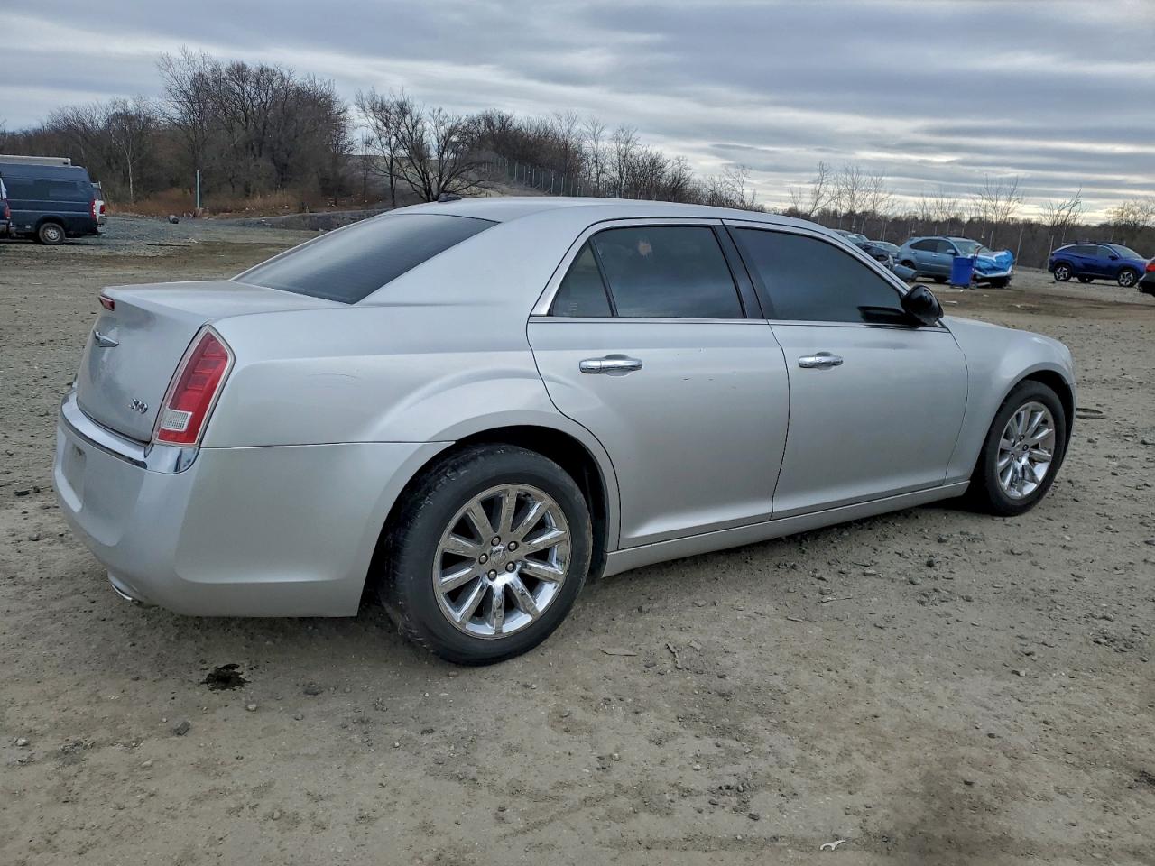 Chrysler 300 Limited Image 11