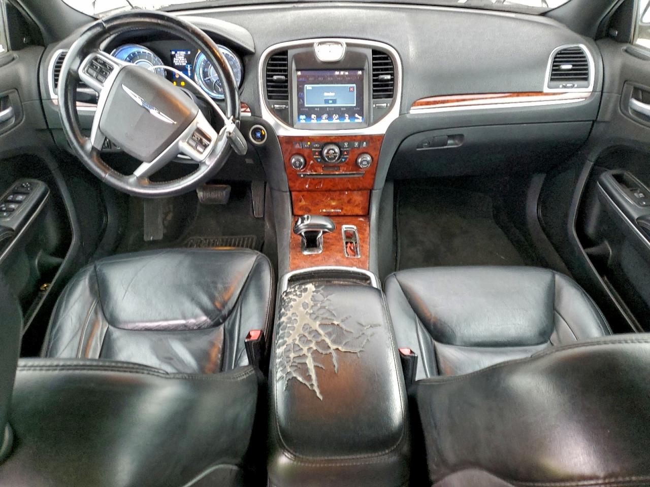 Chrysler 300 Limited Image 10