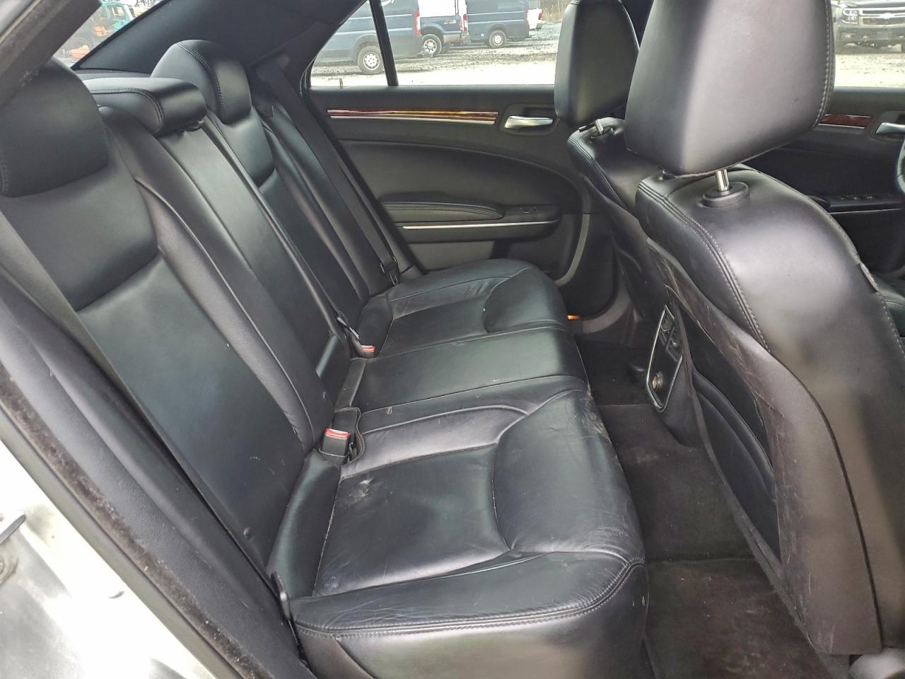 Chrysler 300 Limited Image 3