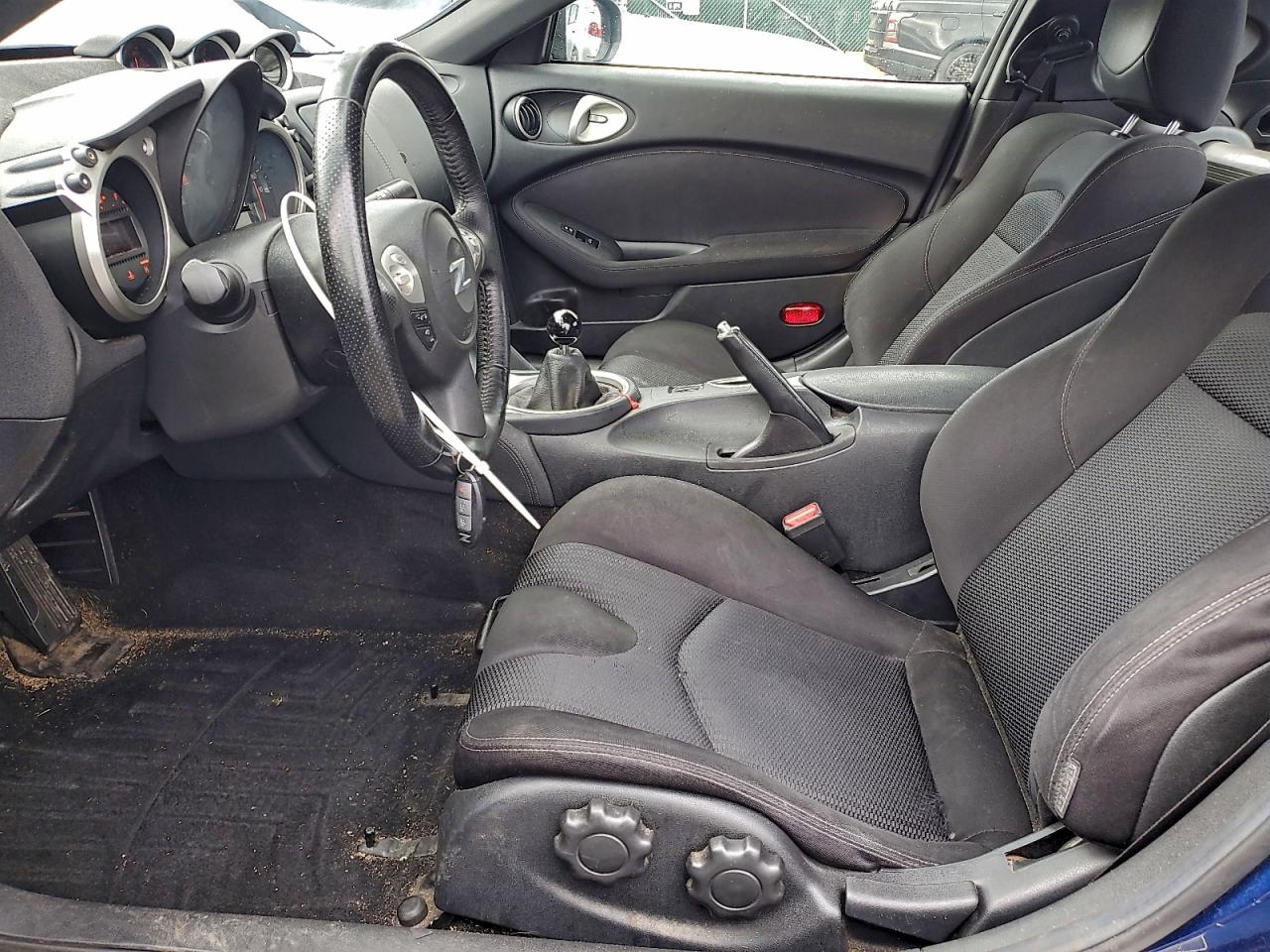 Nissan 370Z Base Image 4