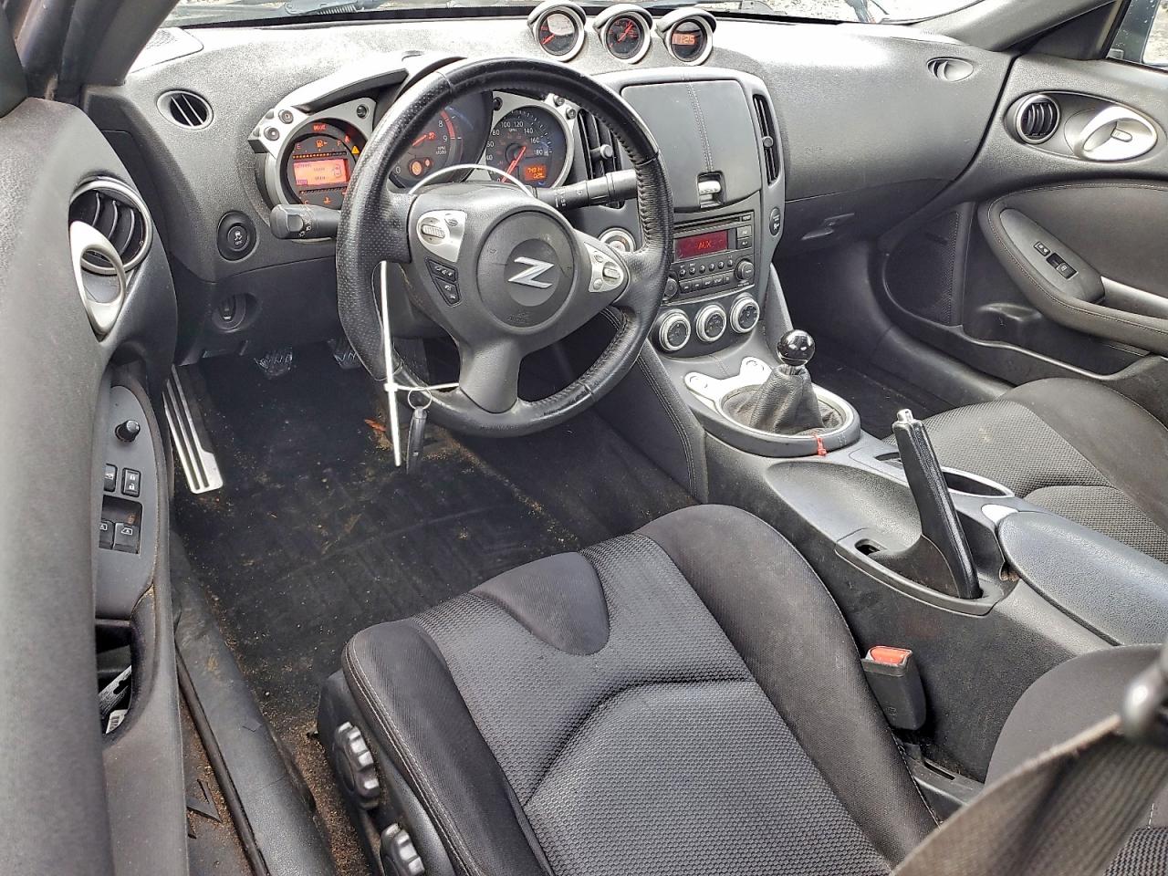 Nissan 370Z Base Image 8