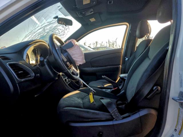 Chrysler 200 Touring Image 8