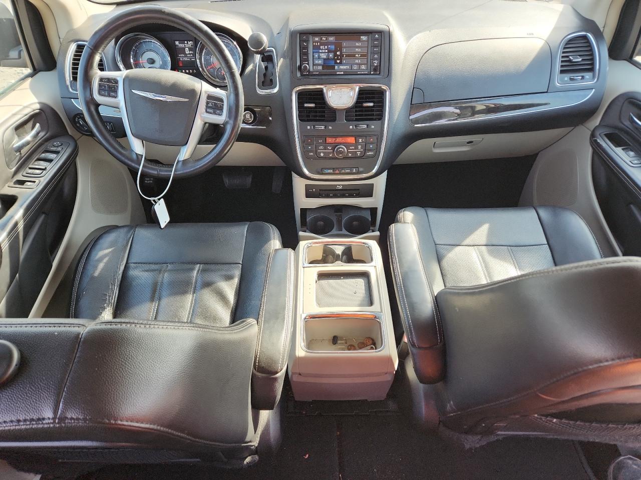 Chrysler Minivan Touring L Image 7