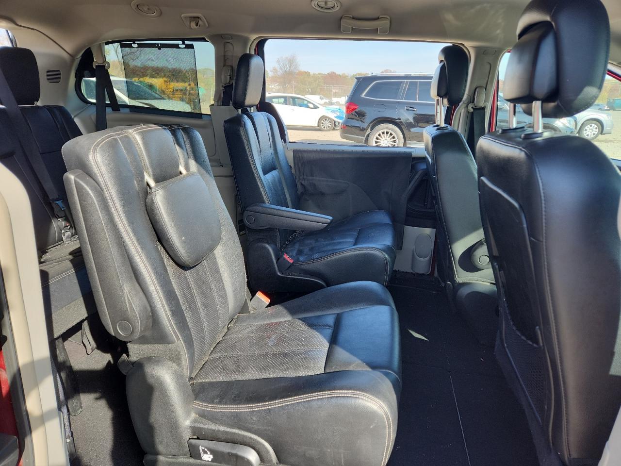 Chrysler Minivan Touring L Image 2