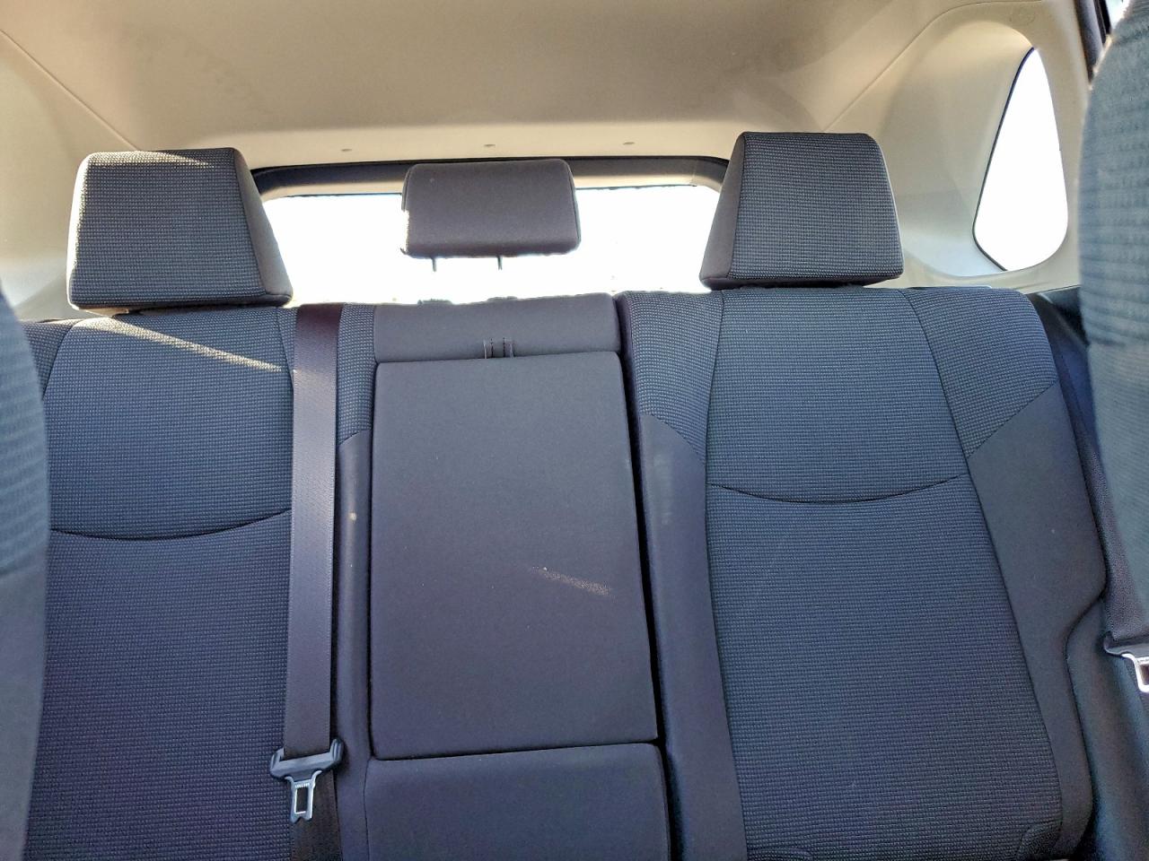 Toyota RAV4 Le Image 11