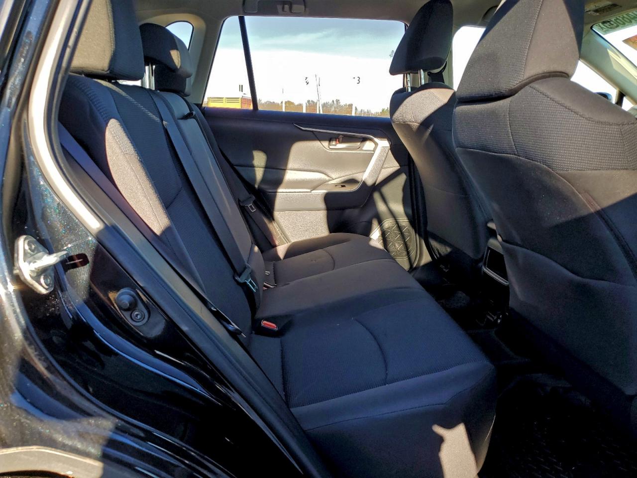 Toyota RAV4 Le Image 2