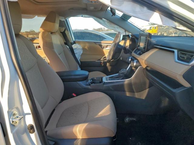 Toyota RAV4 Xle Image 3