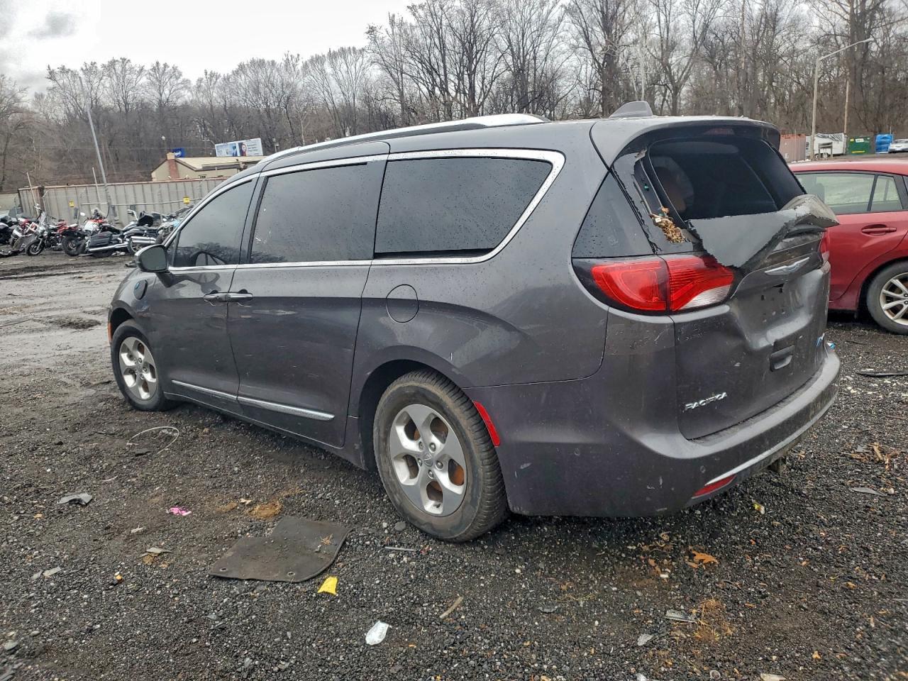 Chrysler Pacifica Hybrid Limited Image 3