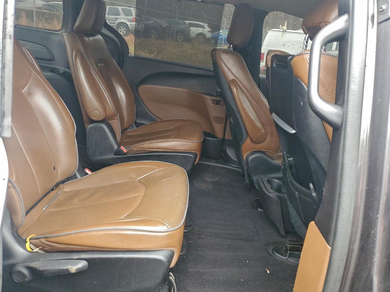 Chrysler Pacifica Hybrid Limited Image 8