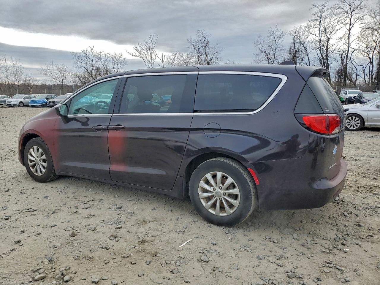 Chrysler Pacifica Touring Image 3