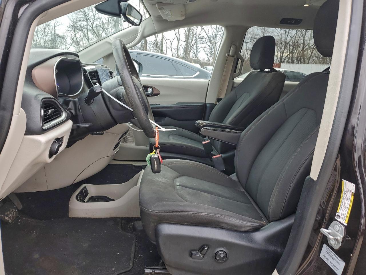 Chrysler Pacifica Touring Image 12