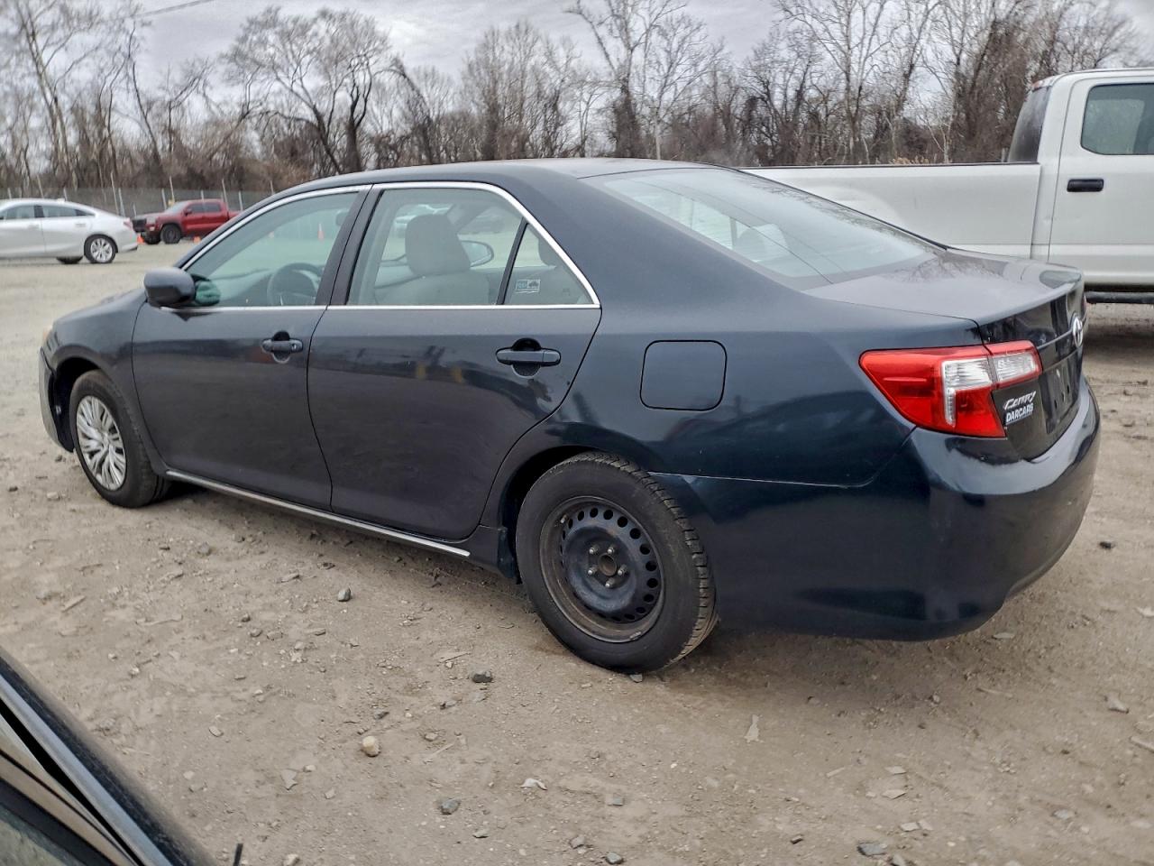 Toyota Camry Base Image 4